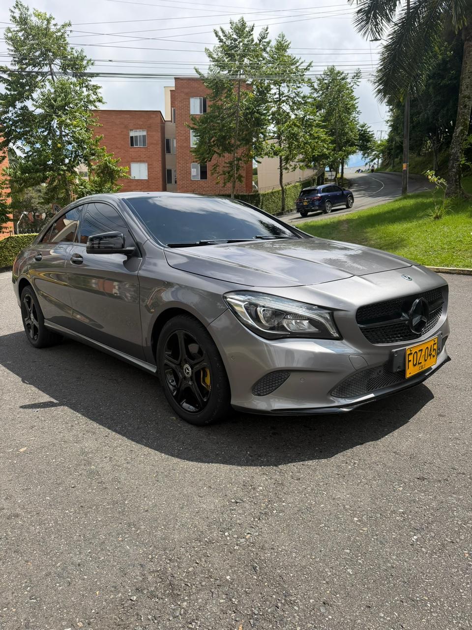 Mercedes Benz — sedán de lujo con acabados premium