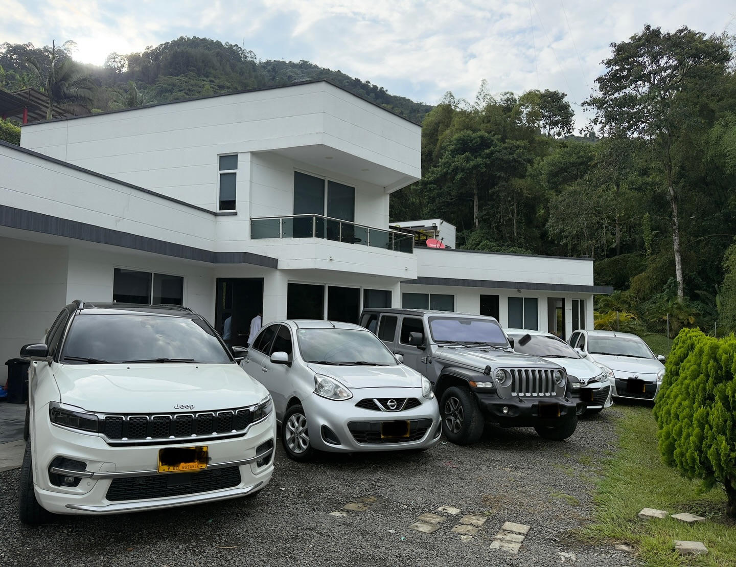 Flota de vehículos modernos CONECTA Rent a Car en Pereira